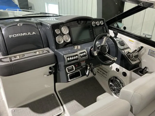 Slide: The Image of Formula Boats 350 Crossover Bowrider 2019 - 11