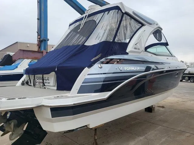 Slide: The Image of Formula 330 Crossover Bowrider 2021 - 12