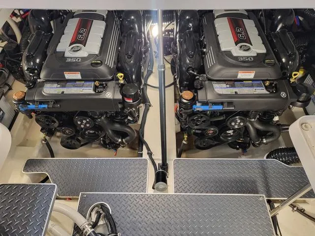 Slide: The Image of Formula 330 Crossover Bowrider 2021 - 19