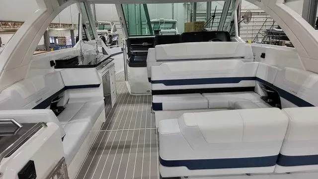 Slide: The Image of Formula 380 Super Sport Crossover 2025 - 4