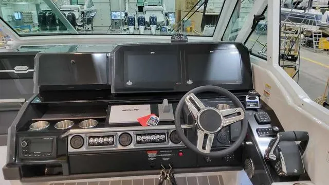 Slide: The Image of Formula 380 Super Sport Crossover 2025 - 5