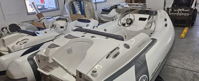 Slide: The Image of Walker Bay Generation 400 DLX 2024 - 3