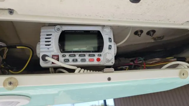 Slide: The Image of Robalo R247 Dual Console 2022 - 11