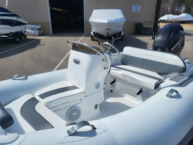 Slide: The Image of Walker Bay 340 DLX 2023 - 4