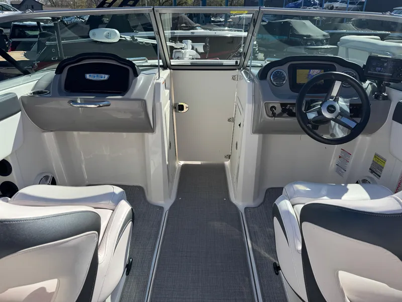 Slide: The Image of Interior view of 2020 Chaparral 21 SSi Ski & Fish OB boat cockpit. - 10