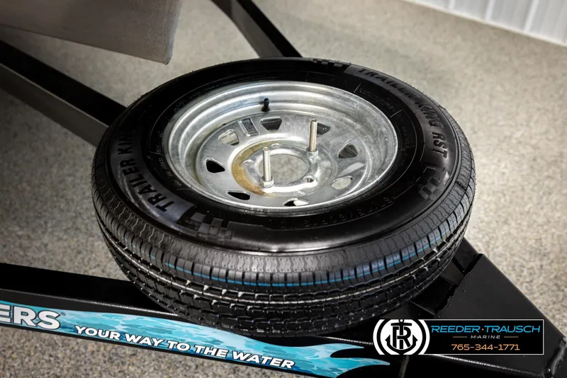 Slide: The Image of Trailer tire on Tahoe 2185 LTZ QL, 2024 model, with Reeder-Trausch branding. - 48