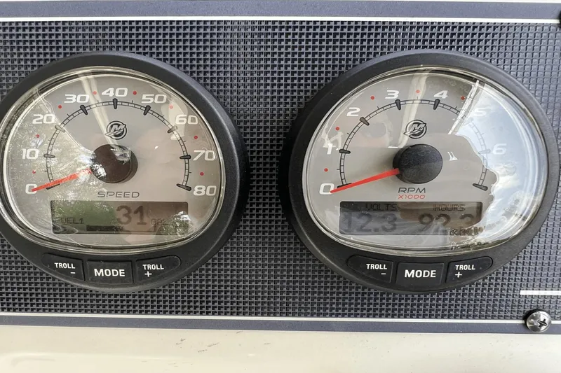 Slide: The Image of Boston Whaler 190 Montauk 2022 - 10