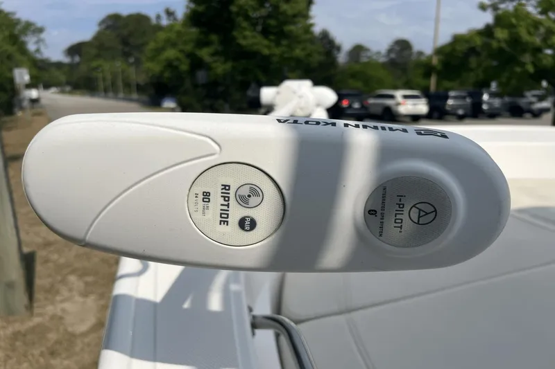 Slide: The Image of Boston Whaler 190 Montauk 2022 - 11