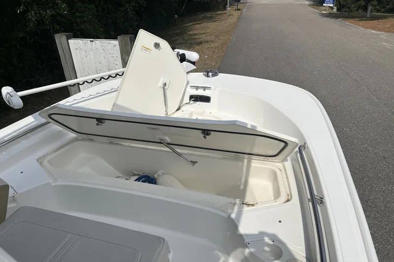 Slide: The Image of Boston Whaler 190 Montauk 2022 - 12
