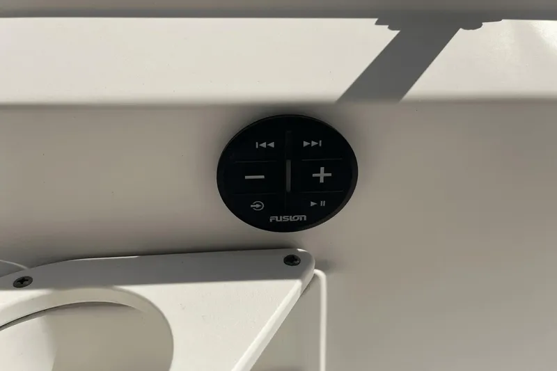 Slide: The Image of Boston Whaler 190 Montauk 2022 - 13