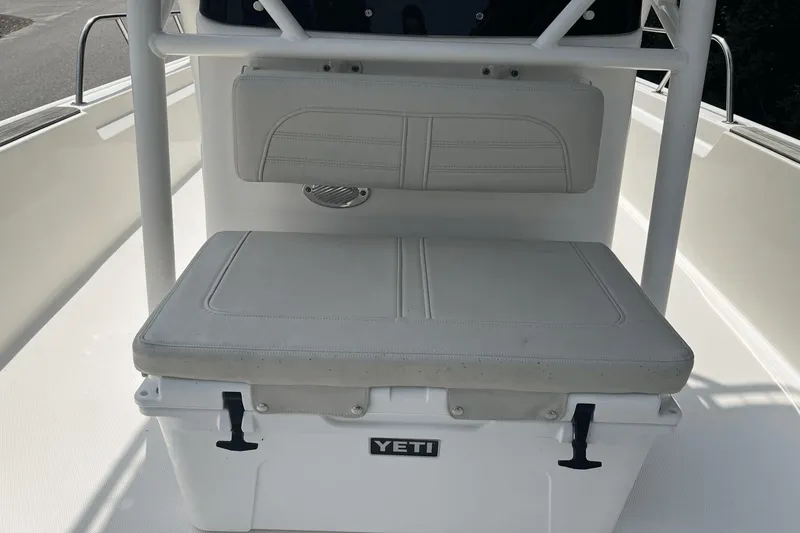Slide: The Image of Boston Whaler 190 Montauk 2022 - 14