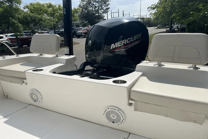 Slide: The Image of Boston Whaler 190 Montauk 2022 - 15