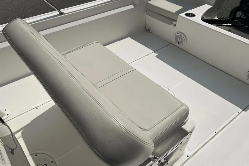 Slide: The Image of Boston Whaler 190 Montauk 2022 - 17