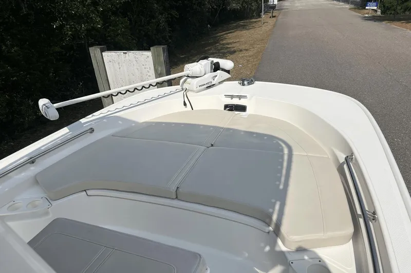 Slide: The Image of Boston Whaler 190 Montauk 2022 - 5