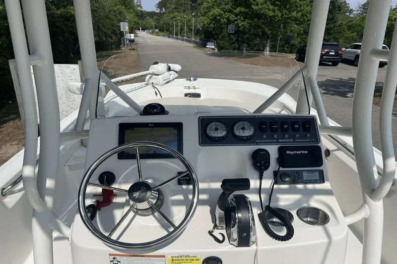 Slide: The Image of Boston Whaler 190 Montauk 2022 - 7