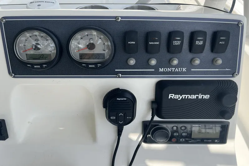 Slide: The Image of Boston Whaler 190 Montauk 2022 - 9