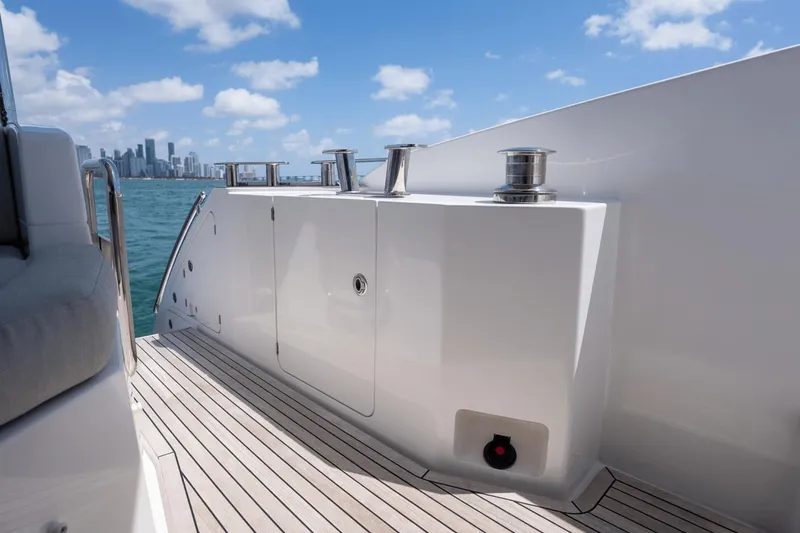 Slide: The Image of Azimut Fly 60 2019 - 32