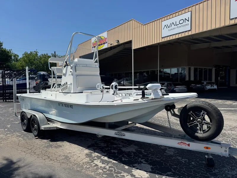 Slide: The Image of 2019 Shallow Sport 21 Sport boat on trailer outside Avalon Luxury Pontoons. - 4