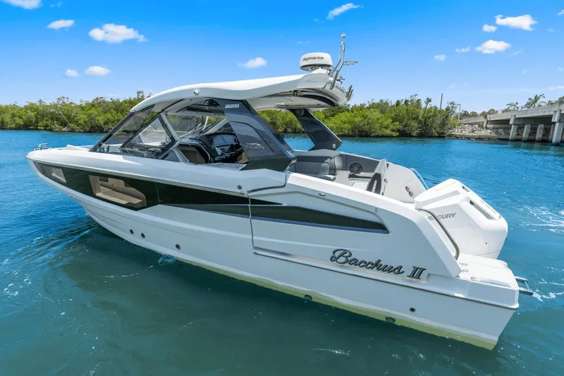 Slide: The Image of Galeon 325 GTO 2024 - 15