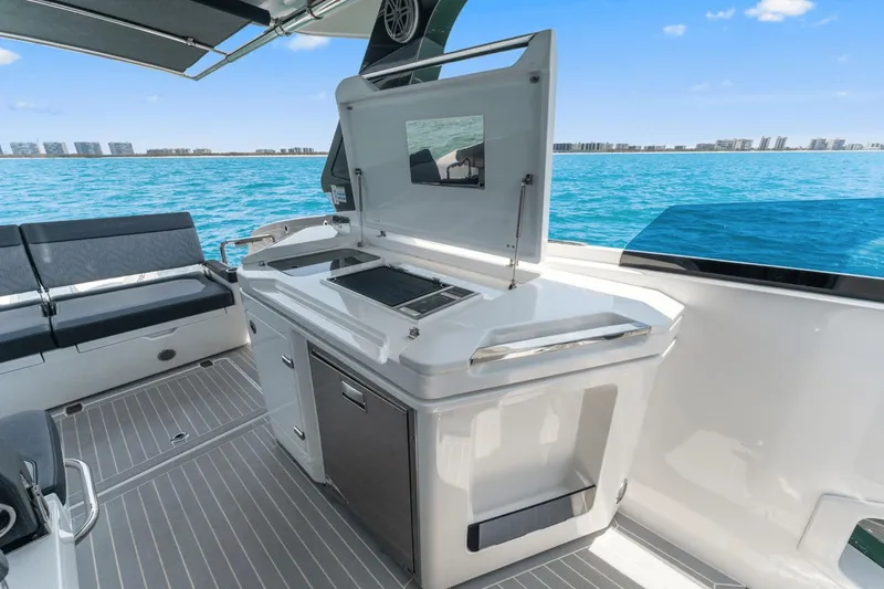 Slide: The Image of Galeon 325 GTO 2024 - 38