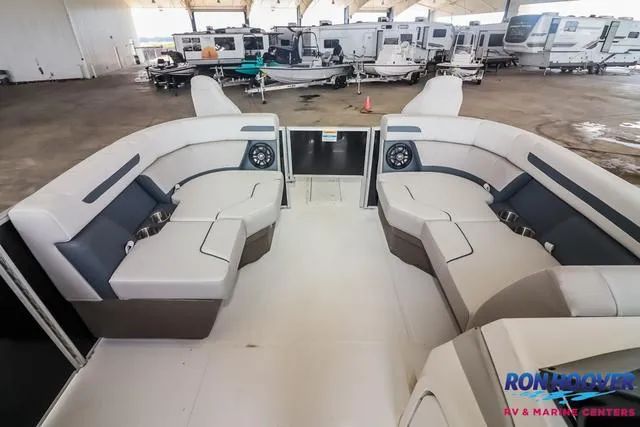 Slide: The Image of Hurricane FunDeck 2260 REF 2025 - 14