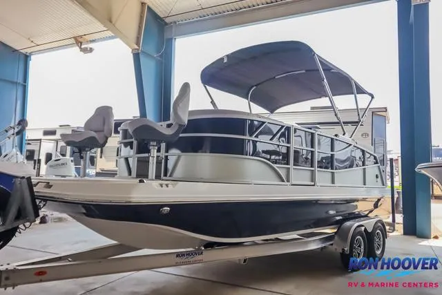 Slide: The Image of Hurricane FunDeck 2260 REF 2025 - 3