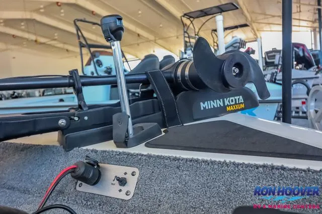 Slide: The Image of 2021 Tracker Pro Team 190 TX TE with Minn Kota Maxxum trolling motor. - 15