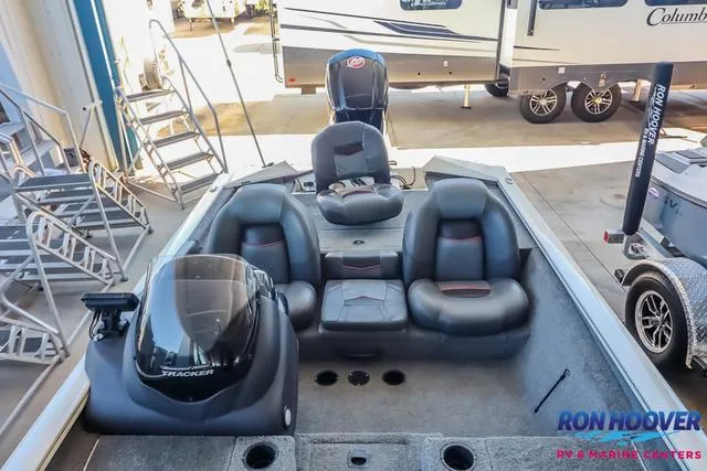 Slide: The Image of 2021 Tracker Pro Team 190 TX TE boat interior at Ron Hoover RV & Marine Centers. - 18