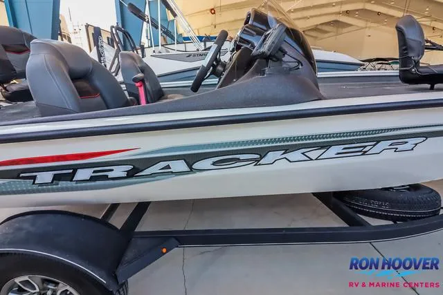 Slide: The Image of 2021 Tracker Pro Team 190 TX TE boat displayed at Ron Hoover RV & Marine Centers. - 23