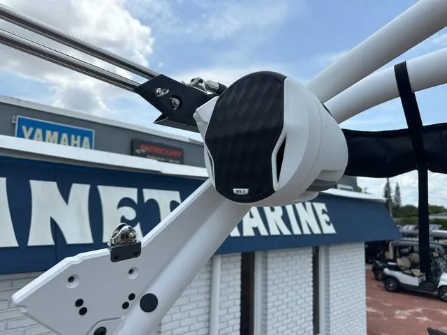 Slide: The Image of Malibu Wakesetter 23 LSV 2025 - 12