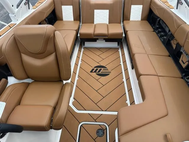 Slide: The Image of Malibu Wakesetter 23 LSV 2025 - 16