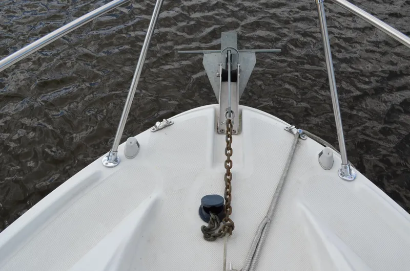 Slide: The Image of Bow of 2001 Bayliner 2655 Ciera with anchor chain over water. - 24