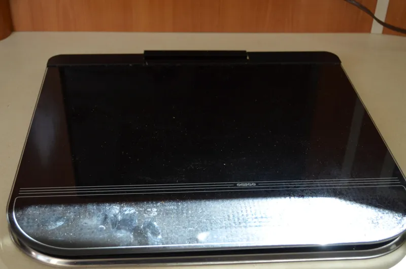 Slide: The Image of Closed black glass cooktop on a 2001 Bayliner 2655 Ciera boat. - 33