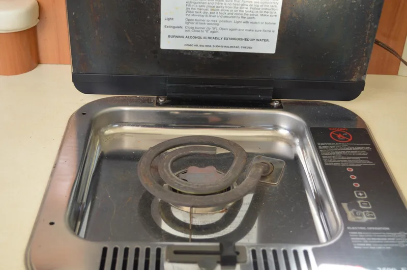 Slide: The Image of Stove inside a 2001 Bayliner 2655 Ciera boat, featuring a single electric burner. - 34