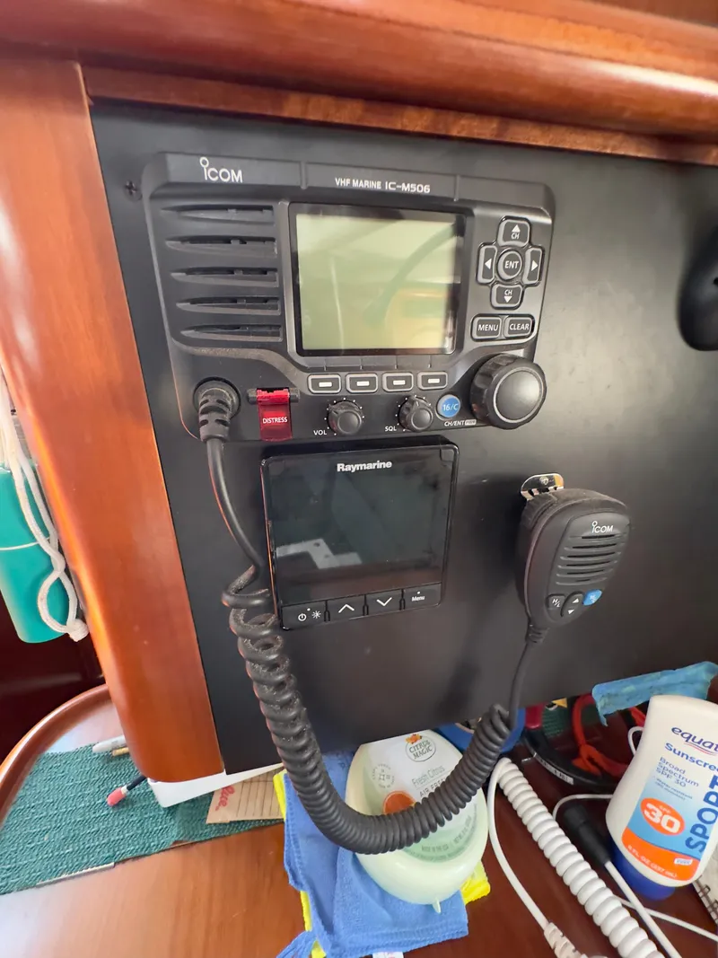 Slide: The Image of Beneteau 411 2000 - 50