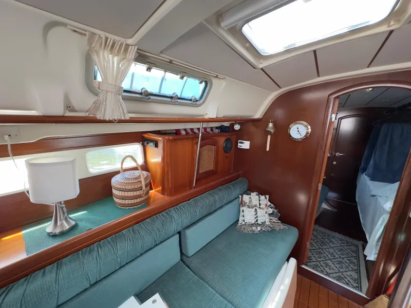 Slide: The Image of Beneteau 411 2000 - 52