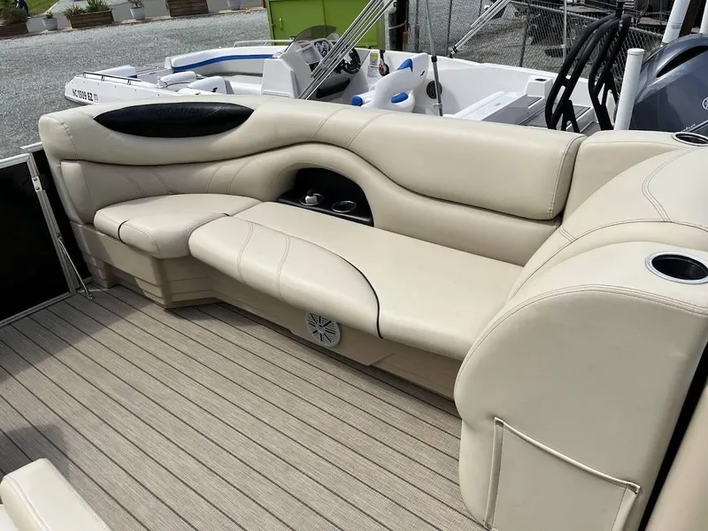 Slide: The Image of Luxurious seating on 2018 Sylvan Mirage 8522 Cruise Port pontoon boat. - 10