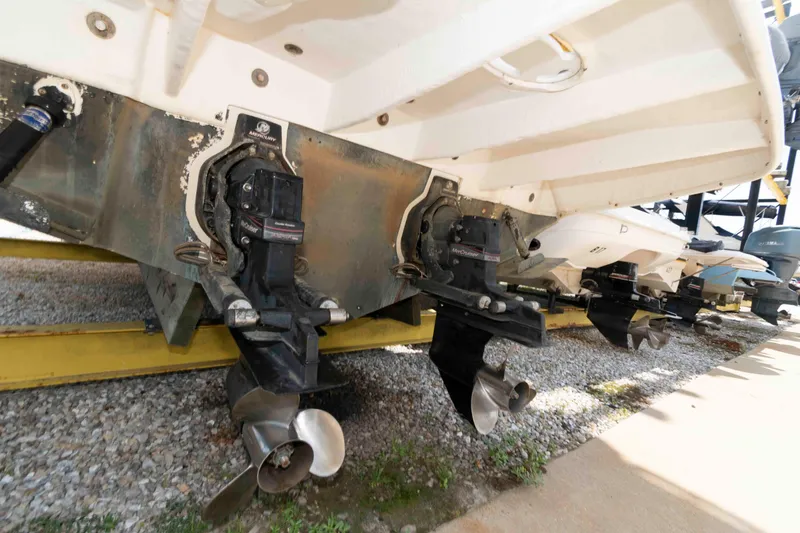 Slide: The Image of 2007 Sea Ray 280 Sundancer boat with dual Mercury outdrives on display. - 14