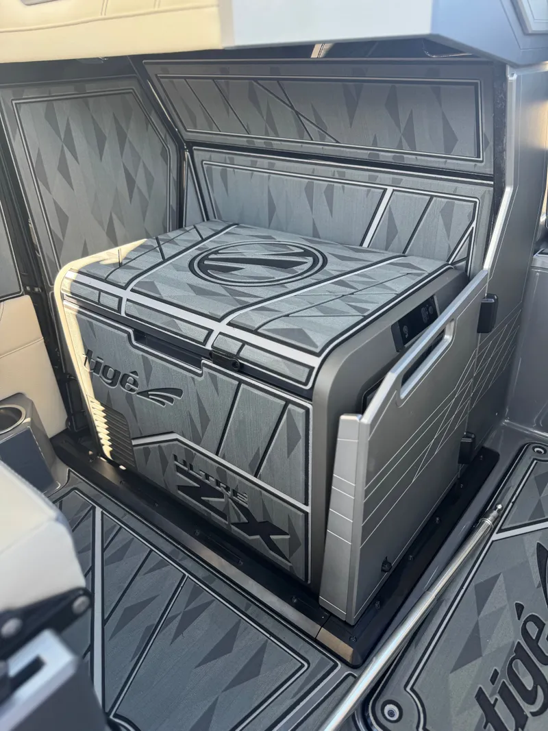 Slide: The Image of Tigé Ultré 25ZX 2025 - 10