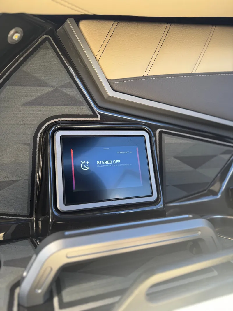 Slide: The Image of Tigé Ultré 25ZX 2025 - 11