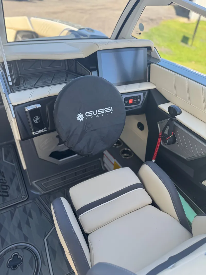 Slide: The Image of Tigé Ultré 25ZX 2025 - 12