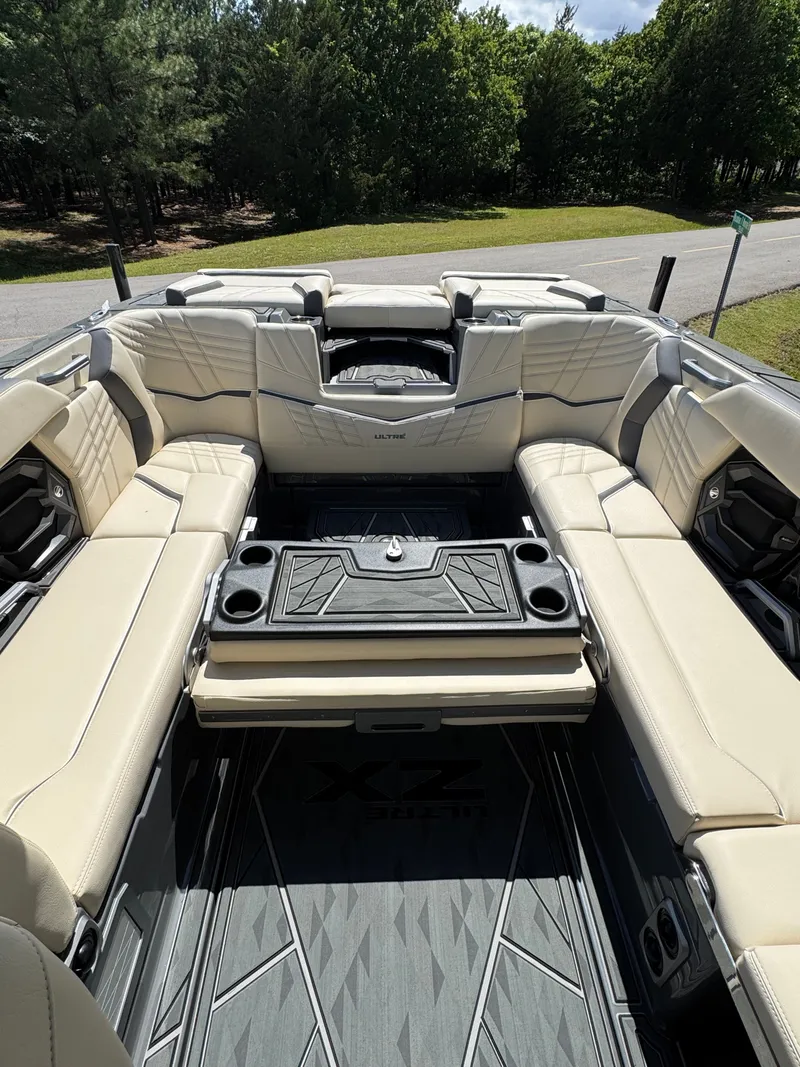 Slide: The Image of Tigé Ultré 25ZX 2025 - 14