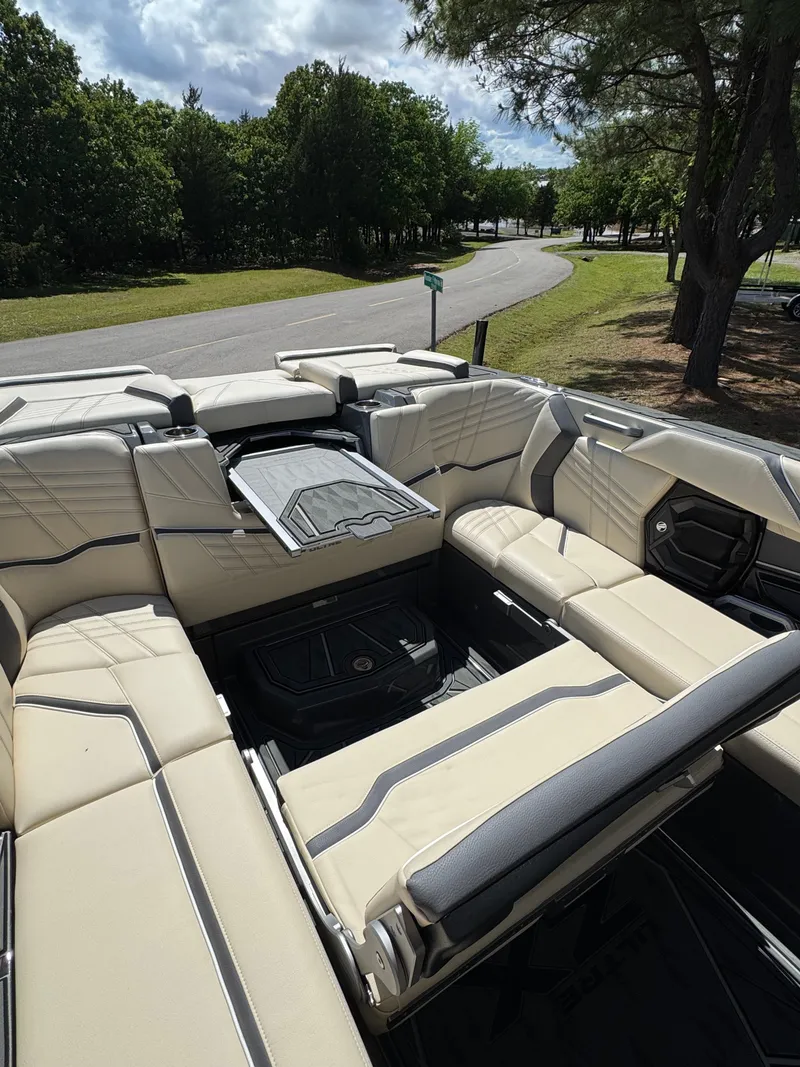 Slide: The Image of Tigé Ultré 25ZX 2025 - 15