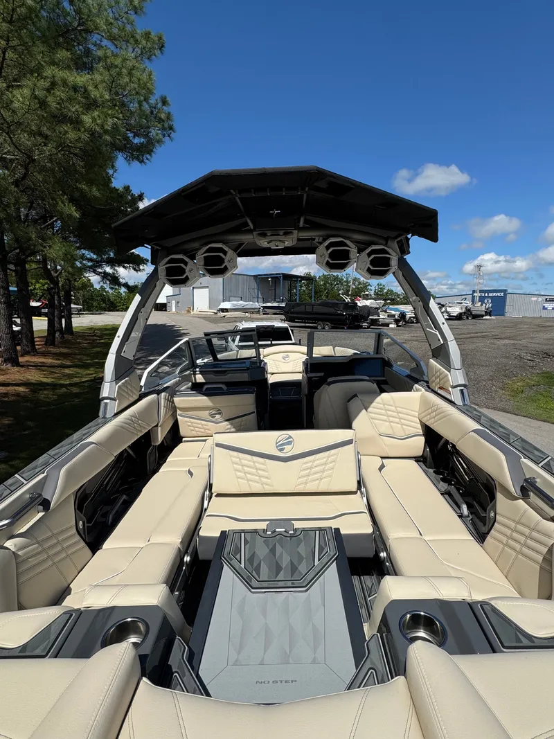 Slide: The Image of Tigé Ultré 25ZX 2025 - 16