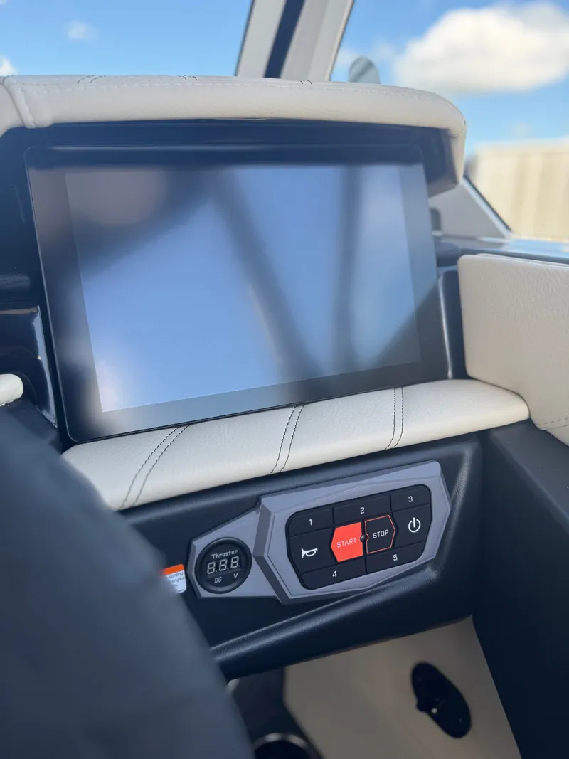 Slide: The Image of Tigé Ultré 25ZX 2025 - 17