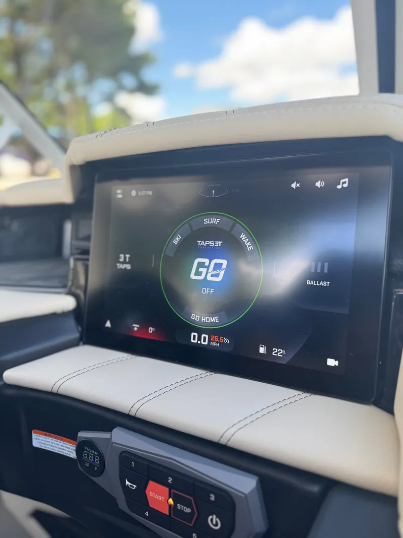 Slide: The Image of Tigé Ultré 25ZX 2025 - 18