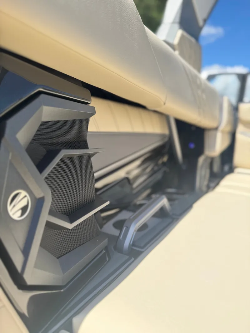 Slide: The Image of Tigé Ultré 25ZX 2025 - 19