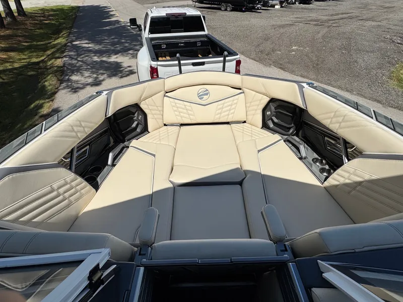 Slide: The Image of Tigé Ultré 25ZX 2025 - 20