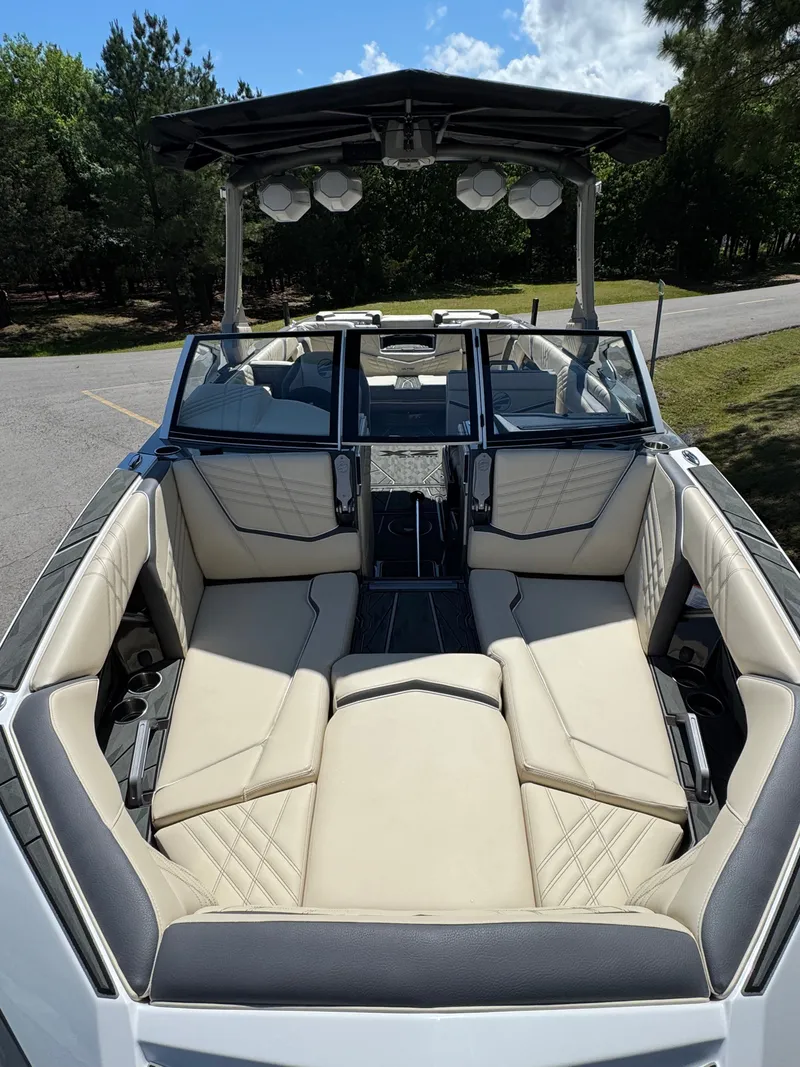 Slide: The Image of Tigé Ultré 25ZX 2025 - 21