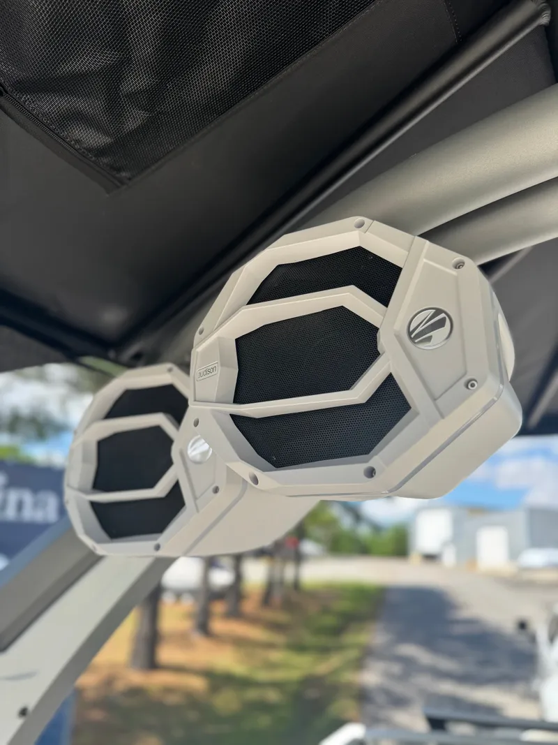 Slide: The Image of Tigé Ultré 25ZX 2025 - 3